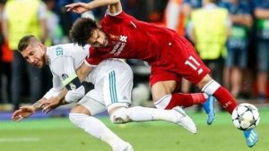 Hậu vệ hay nhất thế giới là cầu thủ thi đấu toàn diện